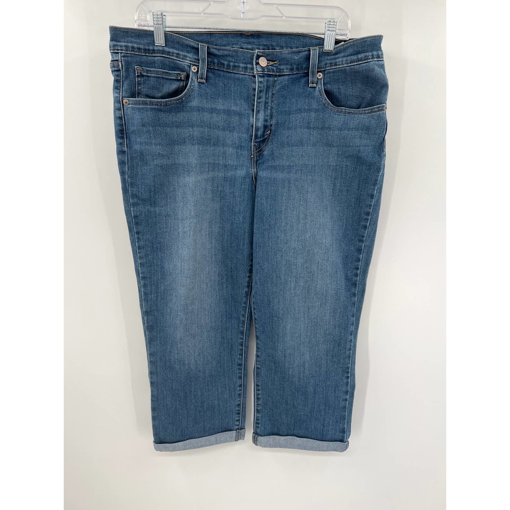 Levi Strauss and Co. Women's medium wash denim capris regular fit size 32